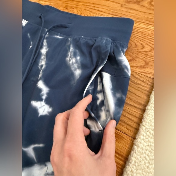 Lululemon T.H.E. Linerless Short 9" Indigo Ice Print Blue Multi Size Small Mens - Picture 5 of 13